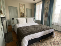 Les chambres sont décorées avec goût.