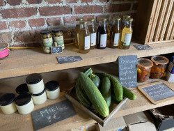 Des produits locaux attendent les clients.