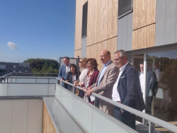 Jean-Christophe Loric, délégué au secteur Nord, Nathalie Le Clercq, déléguée au secteur Centre, Margaux Delétré, conseillère municipale, Véronique Clèche, présidente d’AMSOM Habitat, Alain Gest, président d’Amiens Métropole et David Quint, directeur général d’AMSOM Habitat. © Aletheia Press / DLP