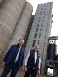 Péniche, train, camion... et désormais les conteneurs. Tout ou presque peut s&#039;arrimer au nouveau silo de Nord Céréales, inauguré le 26 septembre par son directeur général Joël Ratel (à gauche) et son président, Laurent Bué (à droite). © Aletheia Press / Arnaud Stoerkler