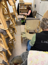 Les chaises de la Maison Drucker sont tissées à la main. 
