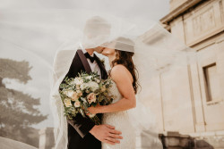 Les couples se marient plus tard et rêvent d&#039;un événement qui leur ressemble. © pexels  