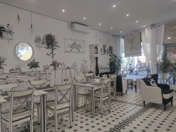 Entièrement noir et blanc, le décor a été peint par l’artiste Ali Mardomi. © Alehteia Press / DLP