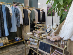 Les collections du showroom, ouvert le mercredi, vendredi et samedi, seront très régulièrement renouvelées. © Aletheia Press / DLP