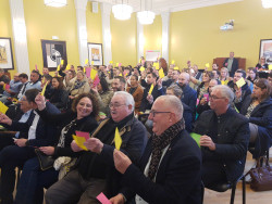 Comment mettre le public dans sa poche ? En l&#039;invitant à jouer durant l&#039;événement, grâce à des cartons de couleurs et des questions de culture générale sur le monde économique local. © Aletheia Press / Arnaud Stoerkler