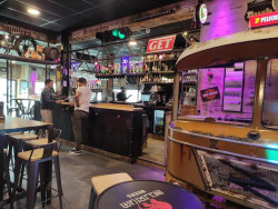 Les clients apprécient la déco vintage.