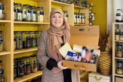les boxes Globe Croqueuse qui chaque mois, sur abonnement ou à la demande, invitent les clients au voyage autour d’une destination grâce à une recette pour utiliser les produits présents. © Halmahera