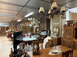 Le magasin vend de nombreux objets de seconde main.