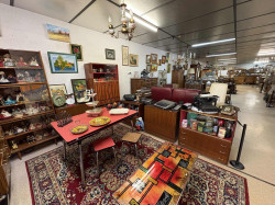 Du mobilier de tous styles à retrouver dans le magasin.