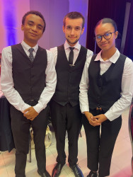 Depuis 1977, l’INFA Le Manoir, installé près de Chantilly, forme avec excellence les talents de demain en hôtellerie-restauration, faisant de l’école un véritable pôle de référence dans le secteur. Lors du Dîner des Chefs de l’Oise, leurs apprentis et formateurs se sont investis aussi bien en cuisine qu’en salle de réception. 