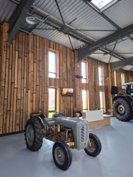 Chantier réalisé avec des planches de bois brutes de récupération.