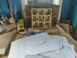 L’amiénois dessine et façonne ses créations dans son atelier. © Aletheia Press / DLP