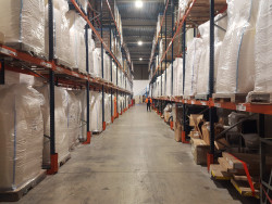 Les transports Carpentier possèdent aujourd’hui 20 000 hectares d’entrepôts logistiques, qui permettent notamment à certains de ses clients en manque d’espace de stocker leurs marchandises au plus près du port de Calais. © Aletheia Press /Arnaud Stoerkler