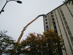 Le premier coup de godet a marqué symboliquement le lancement du chantier de déconstruction de l’immeuble Marconi.