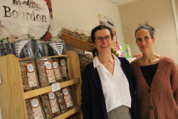 Corinne Bourdon (à gauche) est présidente de la biscuiterie familiale. Son frère Lucien en est le directeur général et sa fille Maria (à droite) la responsable marketing. © Aletheia Press/Arnaud Stoerkler