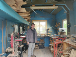 Jean-Bernard Germe dans son atelier, au fond de son jardin © Aletheia Press / DLP