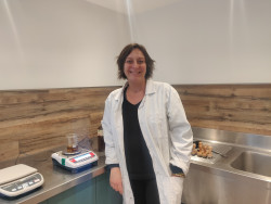 Les créations de Marie Liégeois-Lorthé, dont la vocation est née à la maternité Saint-Côme de Compiègne, sont aujourd’hui présentes dans les kits de naissance de l’établissement.  © Aletheia Press / DLP