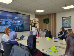 Aurélie Lagache (à g.) et Carolina Urbina Leos (à dr.) ont encouragé les étudiantes à investir les filières industrielles. © Aletheia Press / DLP