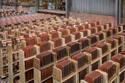 Le site de l’Oise produit des tuiles sous la marque Huguenot. © Edillians