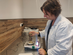 En plus de la boutique, les produits de la Savonnerie de Pierrefonds sont distribués dans une dizaine de boutiques en Hauts-de-France. © Aletheia Press / DLP