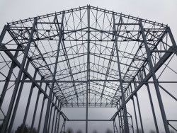De l'ancienne halle de composition, il ne reste plus aujourd'hui que l'ossature métallique, entièrement rénovée en 2019 par l'Établissement public foncier des Hauts-de-France. (© Aletheia Press / A.Stoerkler)