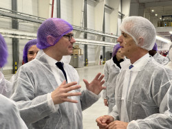 Sébastien Martin, ministre de l’industrie et président du Grand Châlon, et Rafael Juan, PDG de Vicky Foods. © Aletheia Press / A.Morel