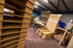Une palette en carton et des pieds de palette dans la même matière, 100% recyclables, mais aussi plus légers et polyvalents que le bois. © Corpal