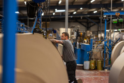 Uniques en leur genre, les lignes de production de Corpal permettent de passer d'une bobine de papier à un produit fini sans reprise : rien ne sort de la machine avant la fin du processus de fabrication. © Corpal