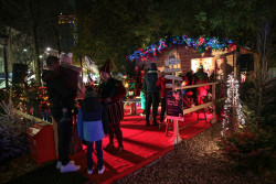 Le Village du Père Noël est installé dans la cour de l hôtel de ville jusqu&#039;au 24 décembre. © Laurent Rousselin - Amiens Métropole