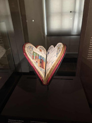 Un petit volume en forme de coeur, appartenant à l&#039;ecclésiastique savoyard Jean de Montchenu.