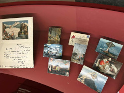 Des collages sur des cartes postales et enveloppes de Jacques Prévert.
