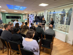 Sylvie Lerat de France Travail et Marie-Laurence Maitre, adjointe à la culture à Saint-Quentin devant le groupe.