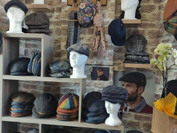 Une large gamme de vêtements, accessoires, chaussures.