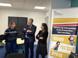 L&#039;adjudant-chef Faustine Meriaux, responsable de la structure avec Antoine Lefèvre, sénateur et Fanny Anor, préfète de l&#039;Aisne.