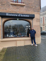 Valentin Fontaine devant la belle devanture en bois.