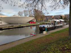 La péniche Célestine est un lieu dédié à la culture avec une appétence particulière pour les musiques actuelles. © Aletheia Press / DLP