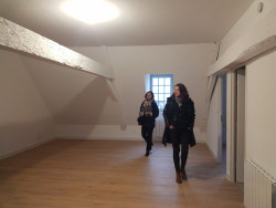 «Cinq nouveaux logements seront mis en vente en janvier, remplaçant un projet de restaurant qui n'a pas trouvé preneur», a révélé ce 11 décembre Axelle Macardier (à droite), architecte du patrimoine et directrice de la production et des grands projets, au sein d'Histoire & Patrimoine. © Aletheia Press /Arnaud Stoerkler