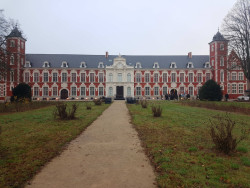 Malgré une cohérence de façade, les bâtiments de l'ancien hôpital Notre-Dame datent de plusieurs époques différentes, étalées entre 1632 et le XXe siècle. © Aletheia Press /Arnaud Stoerkler