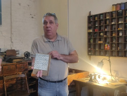 Fabrice Soyez, médiateur au musée et dominotier. © Aletheia Press / DLP