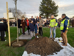 Pour Tom, élu du conseil municipal des jeunes, planter cet arbre de la laïcité représente «une grande responsabilité». 