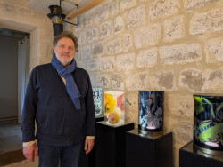 Jérôme Ghesquière est le seul artisan à associer verre soufflé, photographie et peinture. © Aletheia Press / D. La Phung