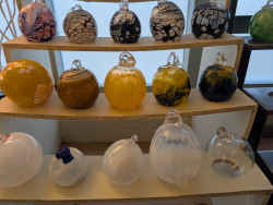 L’artisan souffle le verre deux fois par semaine dans son atelier. © Aletheia Press / D. La Phung