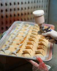 « Notre marque de fabrique, c'est la peinture mate pour donner plus de relief, pour accrocher la lumière et cela se rapproche le plus du dessin », pointe Hélène Bouget. © Fariboles Productions