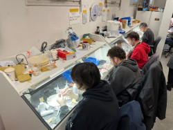 Le ponçage est une étape importante pour lisser la surface de la figurine avant la peinture. 