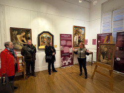 Sandrine, une des demandeuses d'emploi, présente une œuvre du musée.