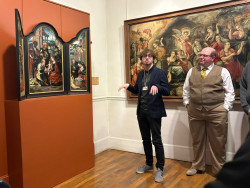 Matthieu, l'un des participants présente un triptyque sous l'œil de Mariel Hennequin, directeur et conservateur du musée.