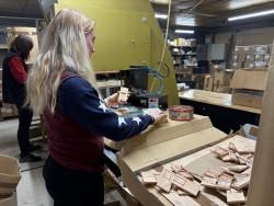 Les femmes essentiellement, produisent les tapettes.