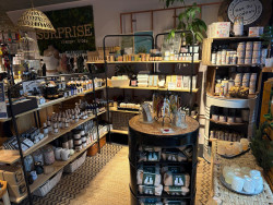Des produits de cosmétique naturels sont proposés.