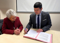 Colette MICHAUX, présidente de l’Association Promotion Formation Emploi (APFE) et Anthony MARTIN, président exécutif de Bellova ont signé la convention liant l’Aéroport Paris-Beauvais à l’Ecole de la Deuxième chance. © Aéroport Paris-Beauvais