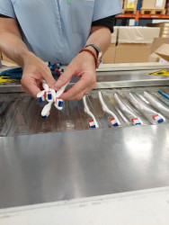 Les brosses à dents sont fabriquées à Beauvais de façon quasiment artisanales. © Brosserie Française